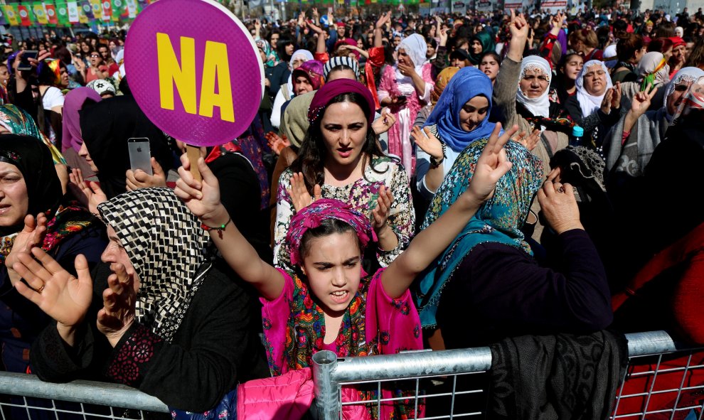 Varias mujeres marchan con motivo del Día Internacional de la Mujer en Diyarbakir, Turquía. REUTERS/Sertac Kayar