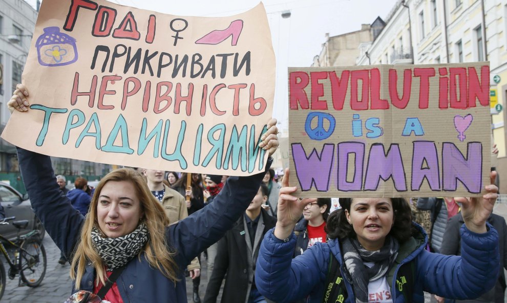 Varias mujereres marchan con motivo del Día Internacional de la Mujer en Kiev, Ucrania. REUTERS/Valentyn Ogirenko