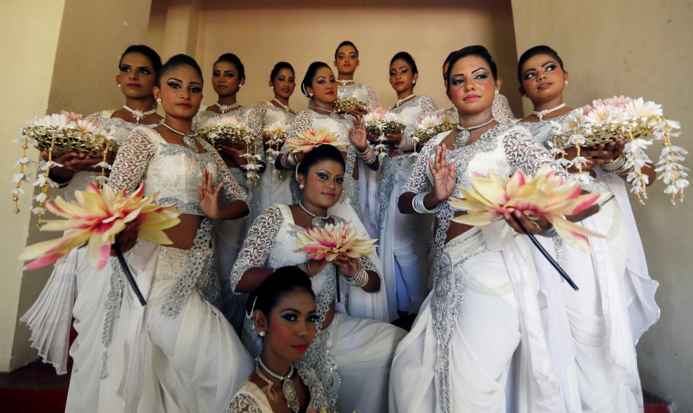 Varias mujereres secundan la huelga con motivo del Día Internacional de la Mujer en Colombo, Sri Lanka. REUTERS/Dinuka Liyanawatte