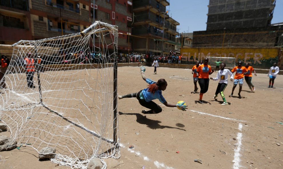 Un grupo de muejres juegan al fútbol para celebrar el Día Internacional de la Mujer en Nairobi, Kenia. REUTERS/Thomas Mukoya