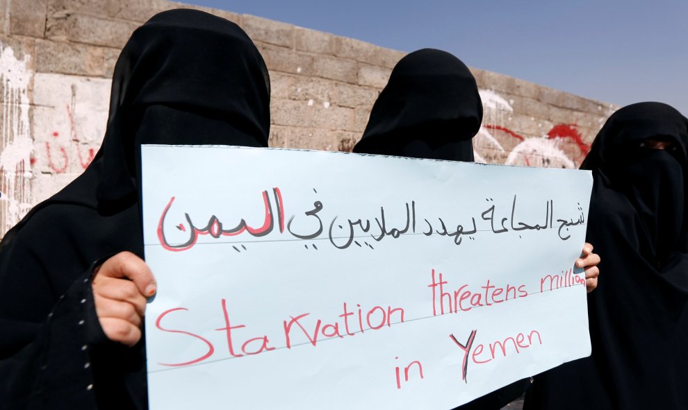 Varias mujeres secundan la marcha por el Día Internacional de la Mujer en Sanaa, Yemen. REUTERS/Khaled Abdullah