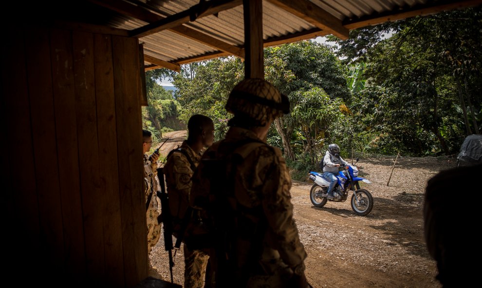 Varios soldados colombianos vigilan el acceso a al campamento de guerrilleros desmovilizados de las FARC en La Elvira, el Cauca.- JAIRO VARGAS
