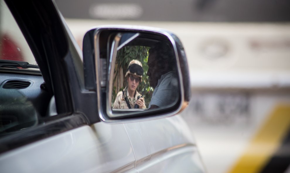 Un transportista de combustible espera durante el control del Ejército para acceder a la zona veredal de transición de las FARC en La Elvira, el Cauca.- JAIRO VARGAS