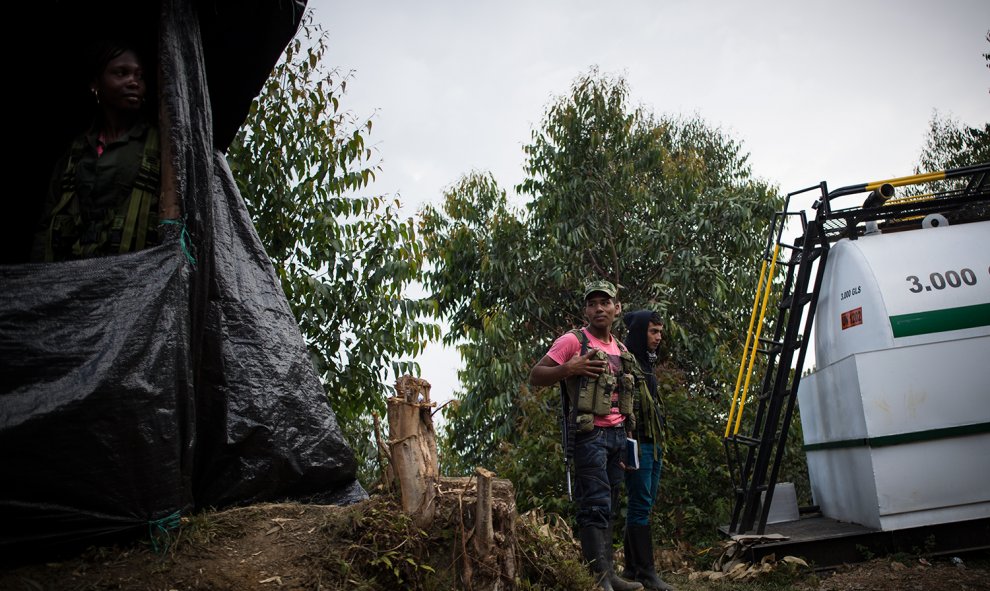 Tres guerrilleros de las FARC montan guardia en el campamento de transición de La Elvira, departamento de Cauca.- JAIRO VARGAS