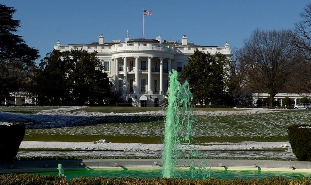 Una de las fuentes de la Casa Blanca (EEUU) tiñe sus aguas de verde. EFE/Oliver Douliery