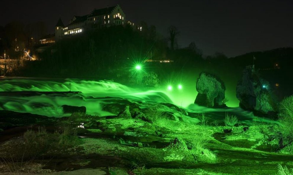 Vista de un espectáculo con luces verdes durante las celebraciones del Día de San Patricio en Neuhausen am Rheinfall, Suiza. EFE/Ennio Leanza