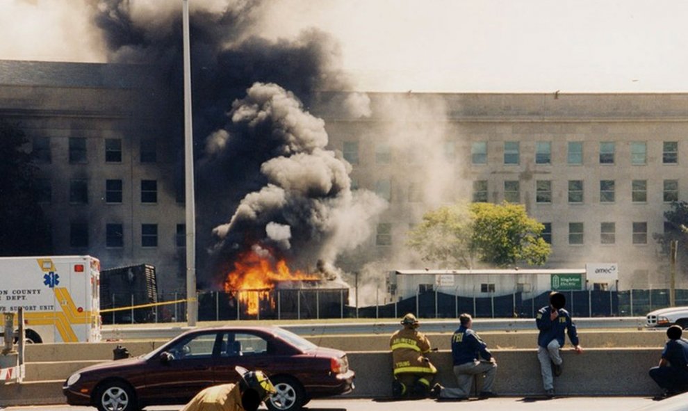 Una columna de fuego y humo sale de la fachada del Pentágono contra la que impactó el vuelo 77 de American Airlines. EFE