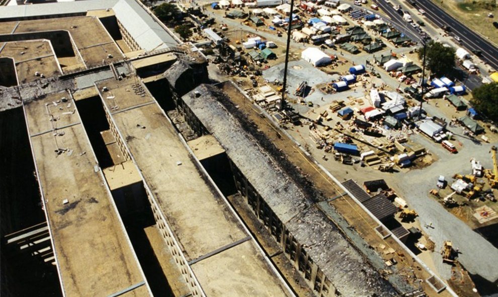 Vista aérea de los daños materiales del Pentágono después de que el vuelo 77 de American Airlines impactase contra el Pentágono. EFE