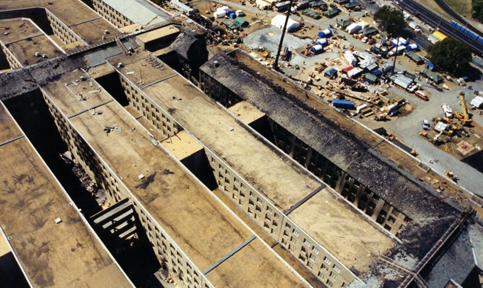 Vista aérea de los daños materiales del Pentágono después de que el vuelo 77 de American Airlines impactase contra el Pentágono. EFE