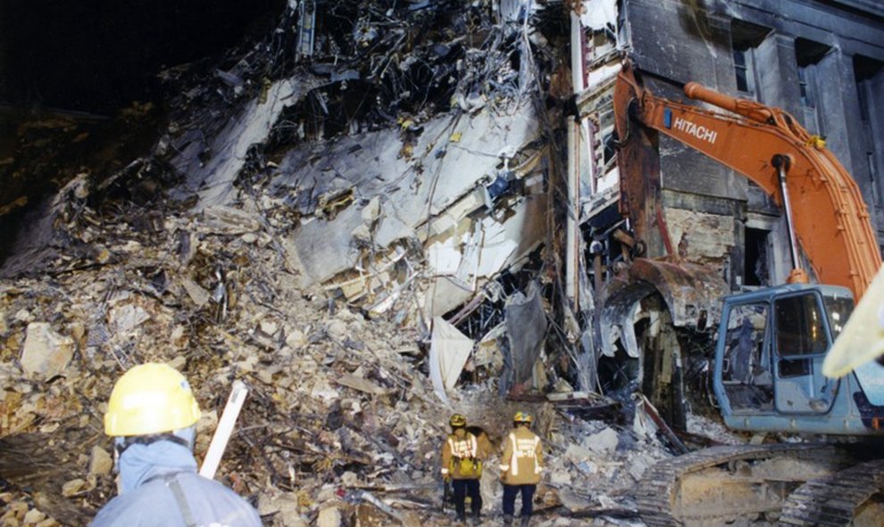 Una máquina retira los escombros en el lugar exacto donde impactó el vuelo 77 de American Airlines contra las instalaciones del Pentágono. EFE