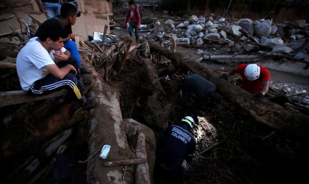 Los equipos de rescate buscan supervivientes entre los escombros de Mocoa. Más de 200 personas han muerto en la avalancha ras el desborde de tres ríos al sur de Colombia.- REUTERS/Jaime Saldarriaga
