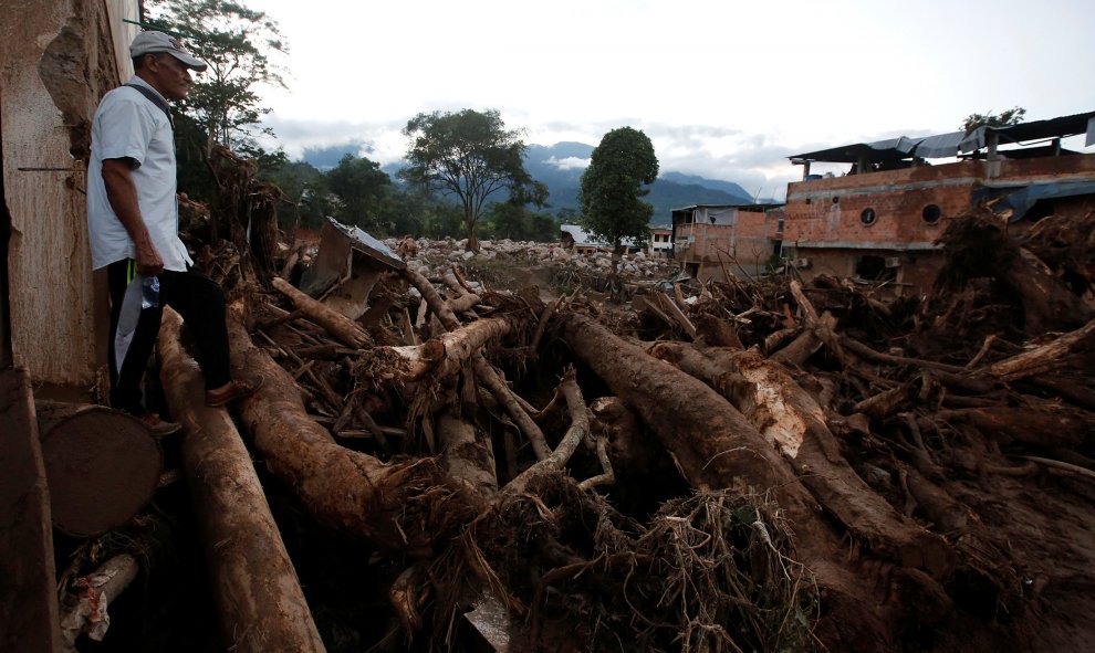 Un hombre observa los escombros de Mocoa. Más de 200 personas han muerto en la avalancha ras el desborde de tres ríos al sur de Colombia.- REUTERS/Jaime Saldarriaga