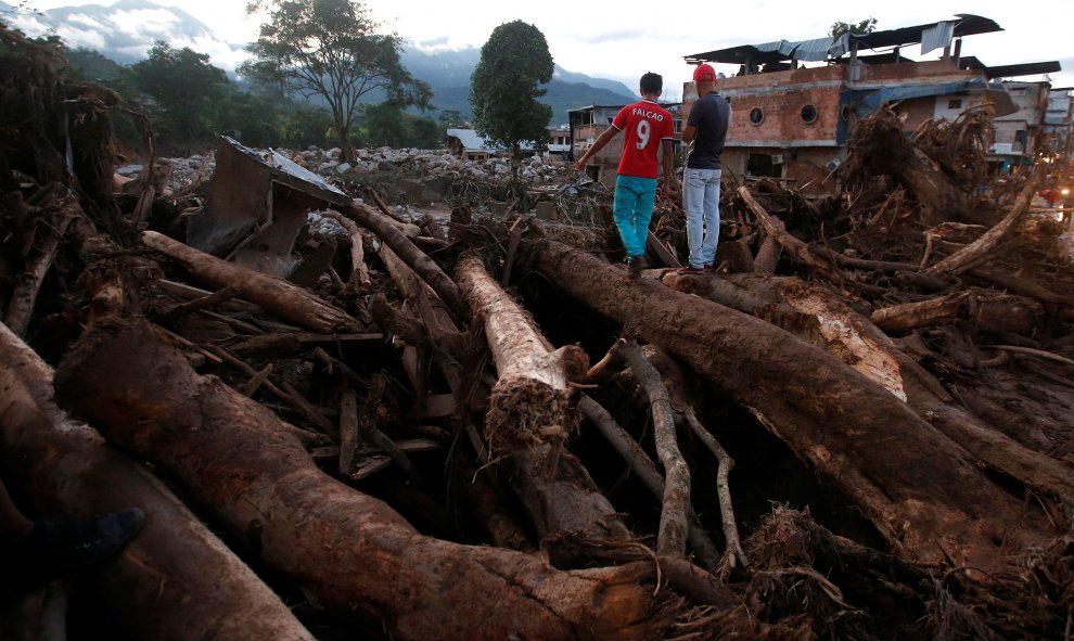 Dos personas observan los escombros de Mocoa. Más de 200 personas han muerto en la avalancha ras el desborde de tres ríos al sur de Colombia.- REUTERS/Jaime Saldarriaga