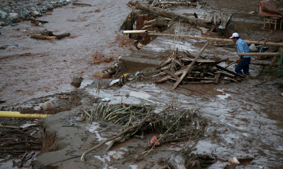 Un hombre busca sus pertencias entre los escombros de Mocoa. Más de 200 personas han muerto en la avalancha ras el desborde de tres ríos al sur de Colombia.- REUTERS/Jaime Saldarriaga