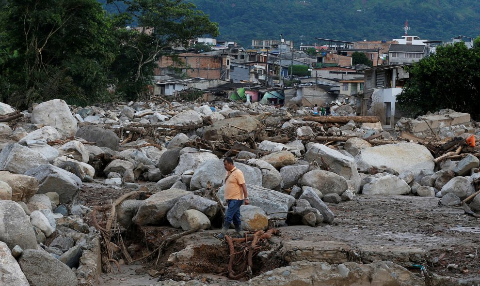 Un hombre recorre los escombros de Mocoa. Más de 200 personas han muerto en la avalancha ras el desborde de tres ríos al sur de Colombia.- REUTERS/Jaime Saldarriaga