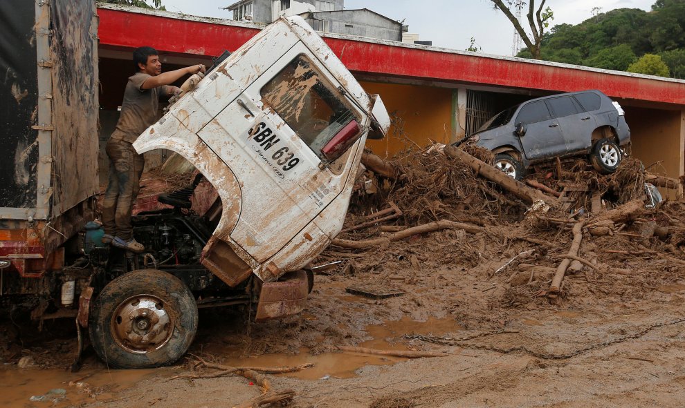 Un hombre trabaja en su camión, destrozado por la avalancha en Mocoa. Más de 200 personas han muerto en la tragedia en Colombia.- REUTERS