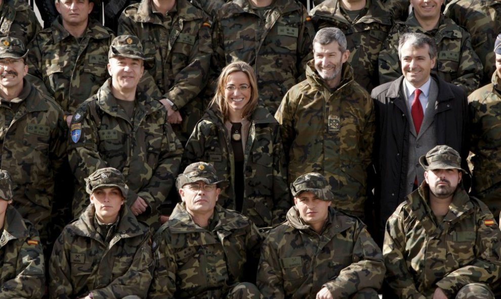 La ministra de Defensa durante su visita a la Base española situada a 80 kilómetros de Pristina (Kosovo), el 19 de marzo de 2009. AFP