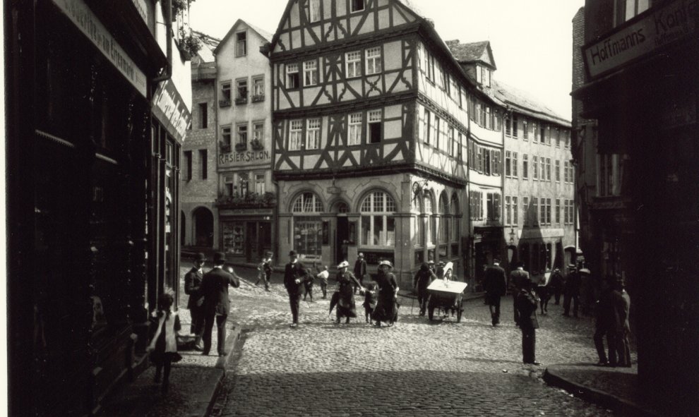 Eisenmarkt, Wetzlar, 1913.- Oskar Barnack. Leica Camera AG