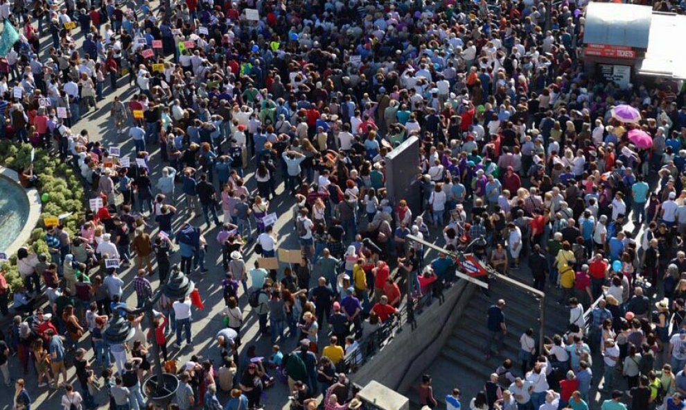 Miles de personas participan en la Puerta del Sol de Madrid en la concentración convocada por Podemos en favor de las mociones de censura contra el jefe del Ejecutivo, Mariano Rajoy, y la presidenta de la Comunidad de Madrid, Cristina Cifuentes. EFE/Emi