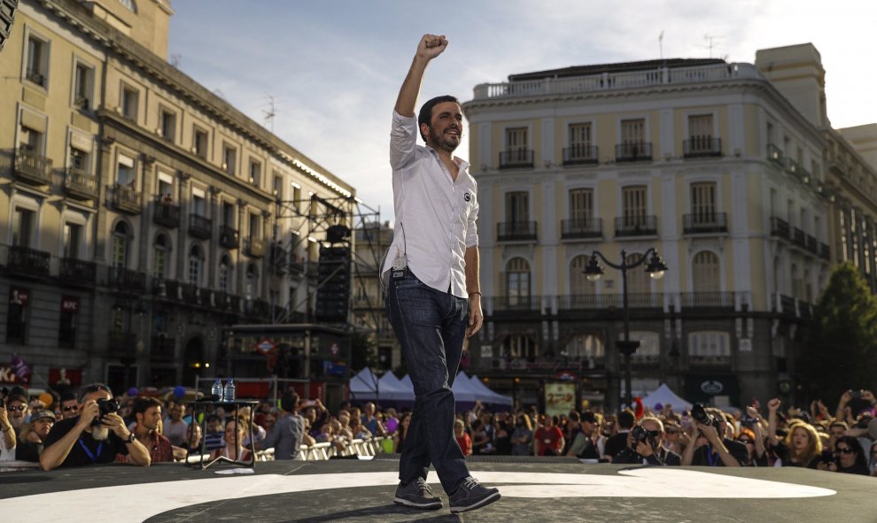 El quinto en la lista de Unidos Podemos, Alberto Garzón, participa en la Puerta del Sol de Madrid en la concentración convocada por Podemos en favor de las mociones de censura contra el jefe del Ejecutivo, Mariano Rajoy, y la presidenta de la Comunidad de