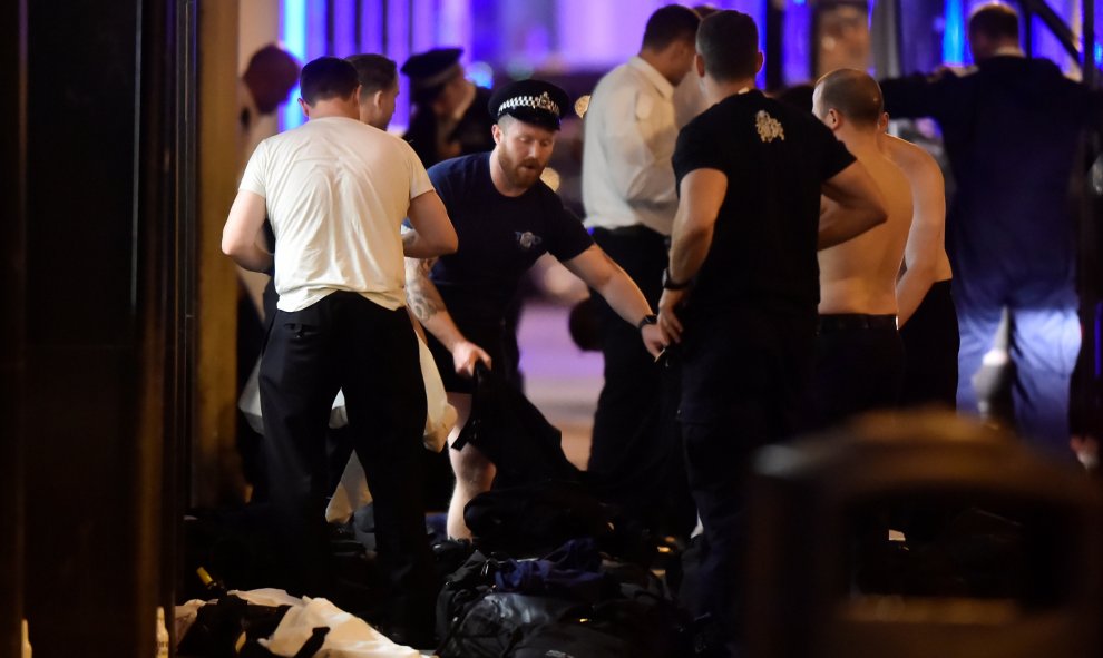 Agentes de policía, preparándose, en el London Bridge.  REUTERS / Hannah McKay