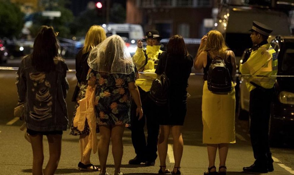 Los agentes de policía dirigen a los viandantes de los alrededores del London Bridge donde una furgoneta atropelló a varios ciudadanos en un nuevo ataque terrorista. EFE/EPA