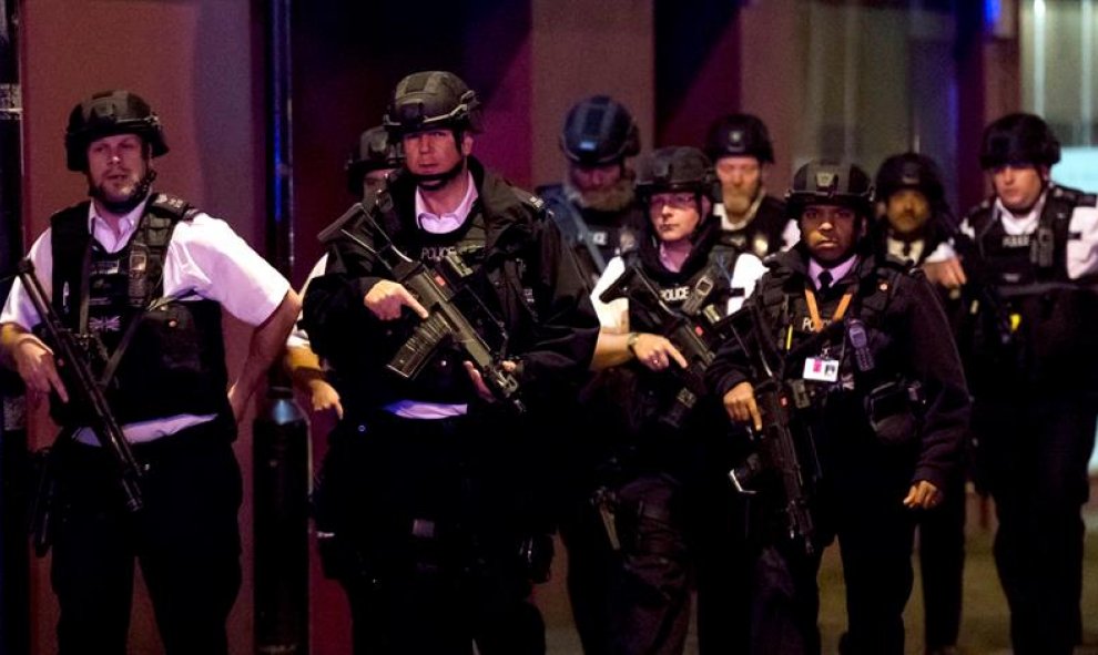 La Policía blinda el puente de Londres tras el atropello. EFE/EPA/OLIVER