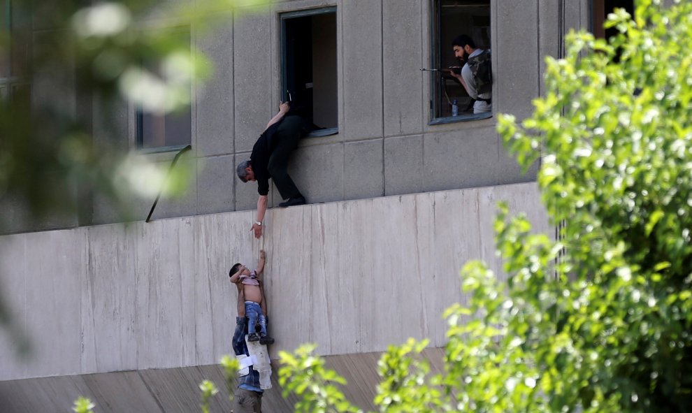 Un niño es evacuado durante el ataque al Parlamento iraní en el centro de Irán. / REUTERS