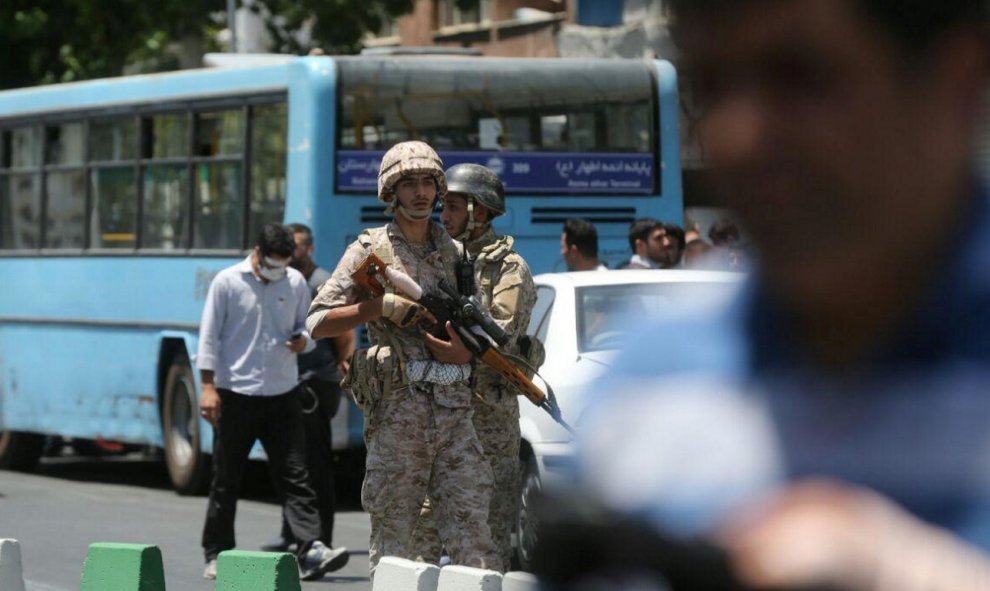 Miembros de las fuerzas de seguridad de Irán hacen guardia durante el ataque al Parlamento en Teherán. / REUTERS
