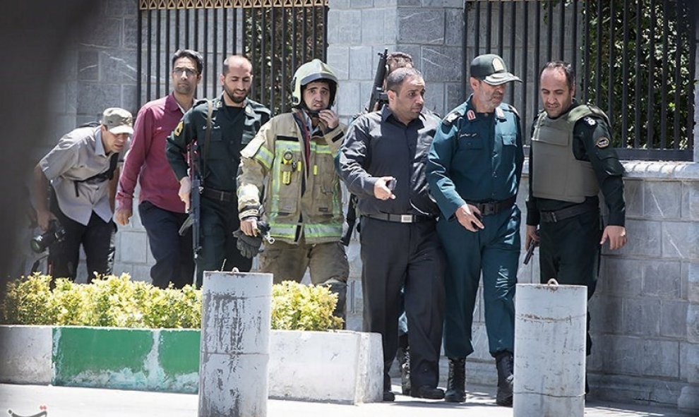 Humo durante el ataque en el Parlamento de Irán en el centro de Teherán. / REUTERS