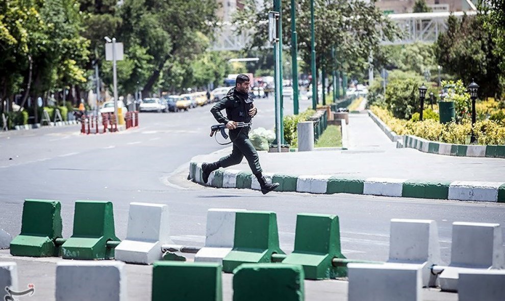 Miembro de las fuerzas de seguridad iranís corre durante el ataque al Parlamento en Teherán. / REUTERS