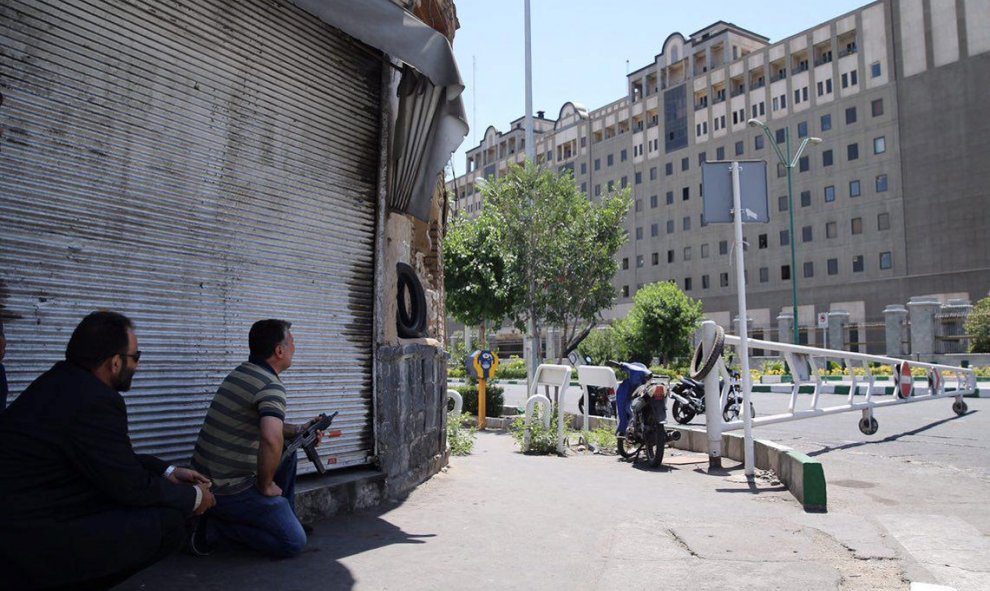 Miembros de las fuerzas de ataque iranís toman posición durante el ataque al Parlamento en Teherán. / REUTERS