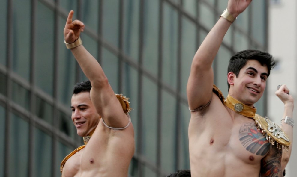 Dos manifestantes, encima de una de las carrozas del Orgullo Gay de Brasil. REUTERS/Paulo Whitaker