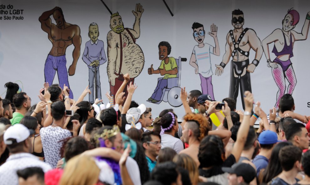 Una de las carrozas que reivindicaban la igualdad de todos en el Orgullo Gay de Sao Paulo.  REUTERS/Paulo Whitaker
