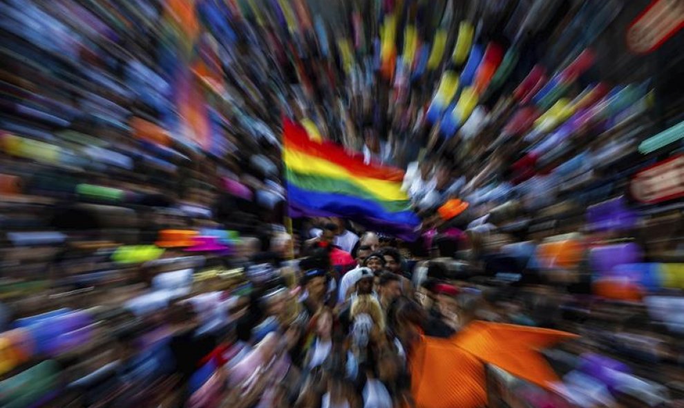 Una multitud se concentró este domingo frente al Museo de Arte Moderno de Sao Paulo (Brasil), para dar inicio a la vigésima primera edición del Desfile del Orgullo Gay. EFE/FERNANDO BIZERRA JR