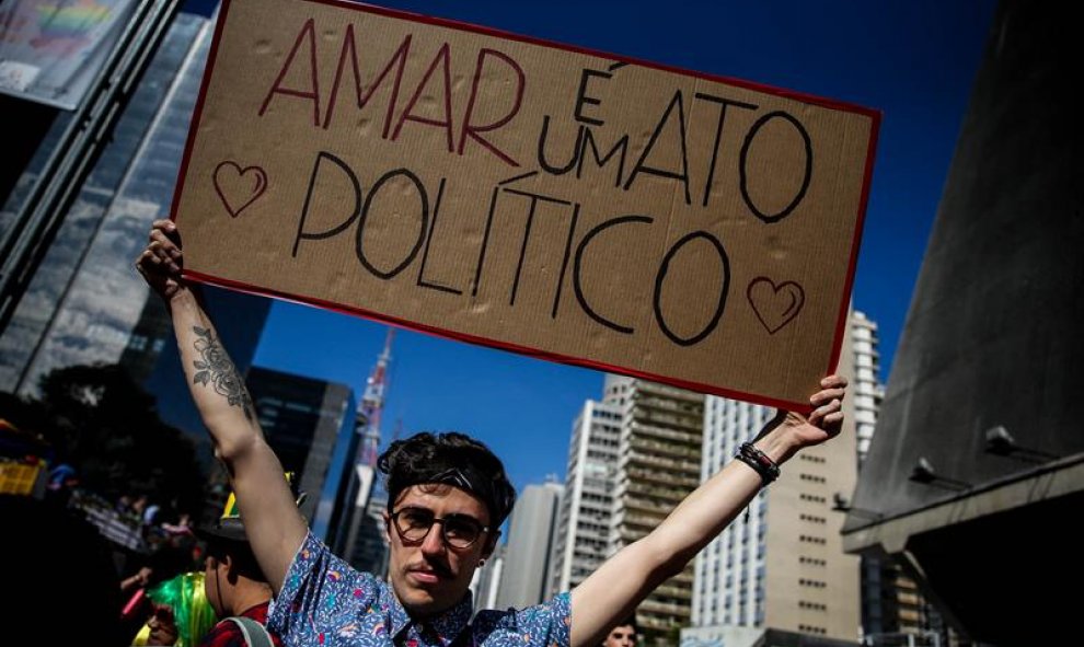 Un hombre porta una pancarta reivindicativa en el Orgullo de Sao Paulo.EFE/FERNANDO BIZERRA JR