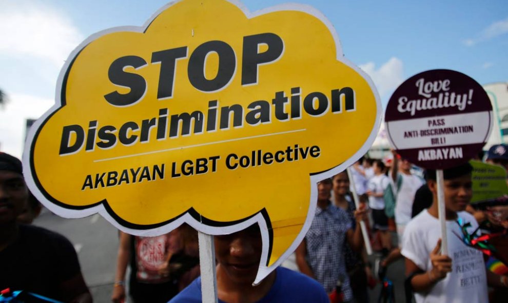 Siempre reivindicativo, el Orgullo Gay se está celebrando por todo el mundo: desde Filipinas a Serbia. En esta imagen vemos la parada en Manila. | FRANCIS R. MALASIG (EFE)