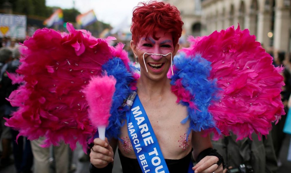 Otro asistente a la maracha del Orgullo Gay en París. | GONZALO FUENTES (EFE)
