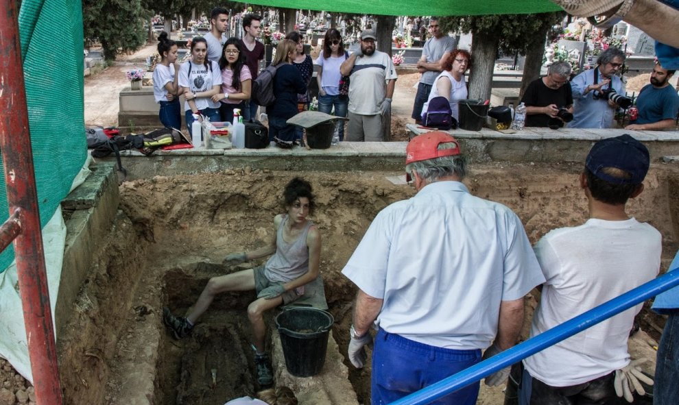 Exhumación de Timoteo Medieta en el cementerio de Guadalajara por orden de la Justicia de Argentina.Óscar Rodríguez, miembro de la ARMH