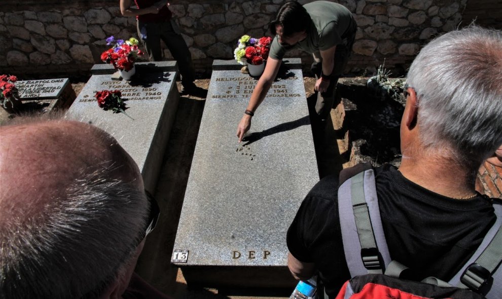 Exhumación de Timoteo Medieta en el cementerio de Guadalajara por orden de la Justicia de Argentina.Óscar Rodríguez, miembro de la ARMH