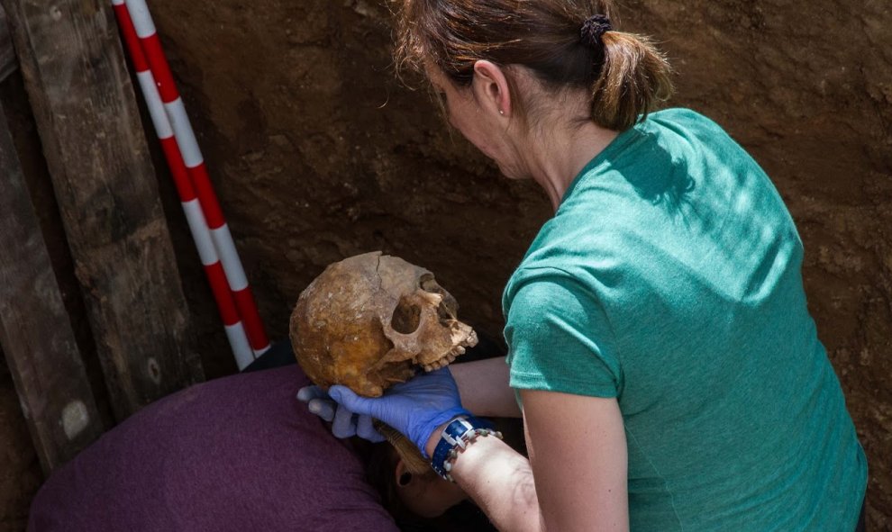 Exhumación de Timoteo Medieta en el cementerio de Guadalajara por orden de la Justicia de Argentina.Óscar Rodríguez, miembro de la ARMH