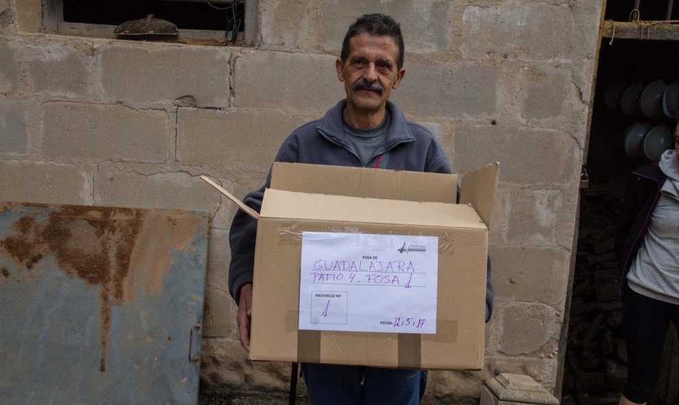 Exhumación de Timoteo Medieta en el cementerio de Guadalajara por orden de la Justicia de Argentina.Óscar Rodríguez, miembro de la ARMH