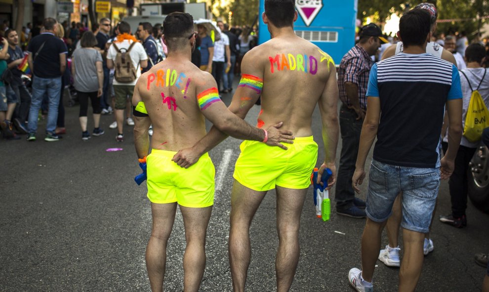 Asistentes a la mayor marcha del Orgullo Gay 2017 en el mundo, que ha partido de la glorieta de Atocha de Madrid para reivindicar la libertad sexual bajo el lema "Por los derechos LGTBI en todo el mundo". EFE/Santi Donaire