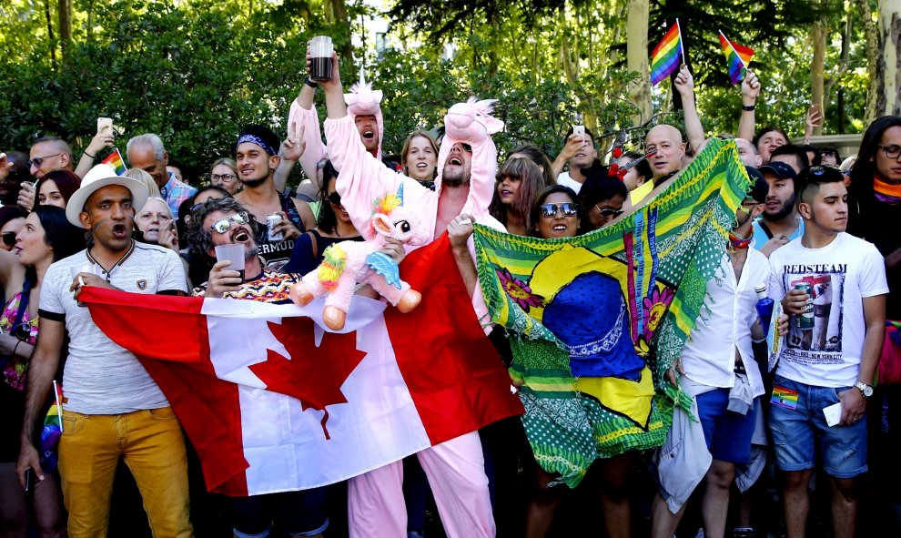 Asistentes a la mayor marcha del Orgullo Gay 2017 en el mundo, que ha partido de la glorieta de Atocha de Madrid para reivindicar la libertad sexual bajo el lema "Por los derechos LGTBI en todo el mundo". EFE/J.P.GANDUL