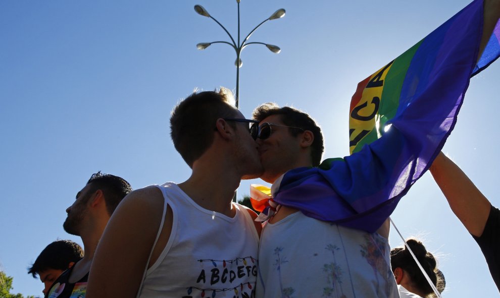 Asistentes a la mayor marcha del Orgullo Gay 2017 en el mundo, que ha partido de la glorieta de Atocha de Madrid para reivindicar la libertad sexual bajo el lema "Por los derechos LGTBI en todo el mundo". EFE/J.P.GANDUL