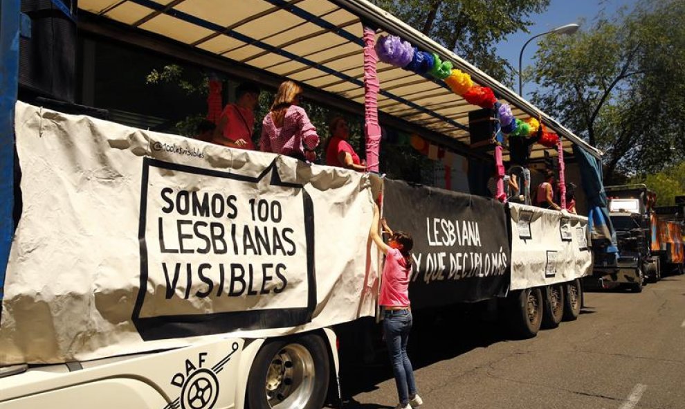 Una de las carrozas que participan en la mayor marcha del Orgullo Gay 2017 en el mundo, que ha partido de la glorieta de Atocha de Madrid para reivindicar la libertad sexual bajo el lema "Por los derechos LGTBI en todo el mundo". EFE/J.P.GANDUL