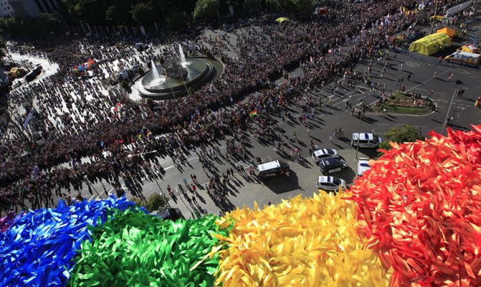 Vista desde el Palacio Cibeles de Madrid de la manifestación del Orgullo Gay 2017 que ha partido de la glorieta de Atocha de Madrid para reivindicar la libertad sexual bajo el lema "Por los derechos LGTBI en todo el mundo". EFE/Víctor Lerena