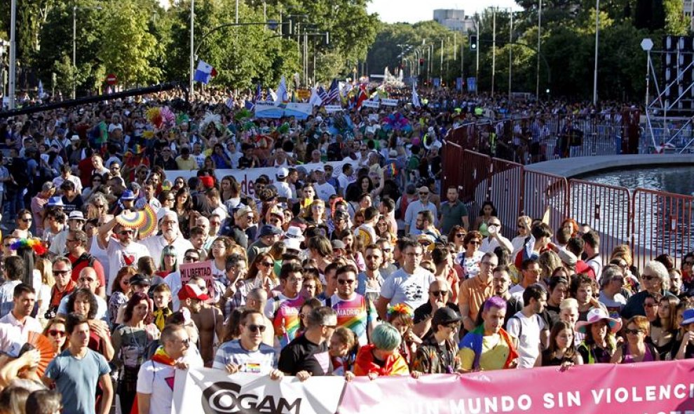 Asistentes a la manifestación del Orgullo Gay 2017 que ha partido de la glorieta de Atocha de Madrid para reivindicar la libertad sexual, bajo el lema "Por los derechos LGTBI en todo el mundo". EFE/Javier Lopez