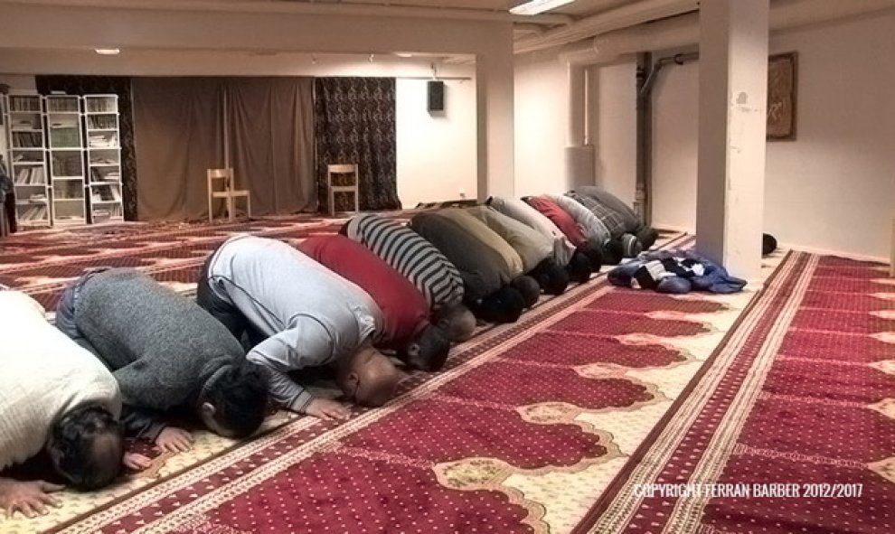 Fieles musulmanes rezan en una mezquita de la ciudad de Umea, en el norte del país./Ferran Barber