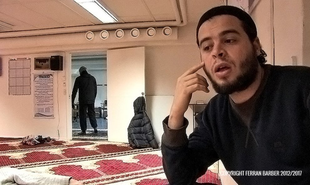 Un mulá musulmán hace gala de la tradicional hospitalidad árabe e invita a los reporteros a visitar una mezquita situada en un garaje semioculto de Umea./Ferran Barber